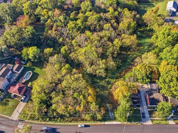 5200 Chathamwood Ct, Louisville, KY 40229