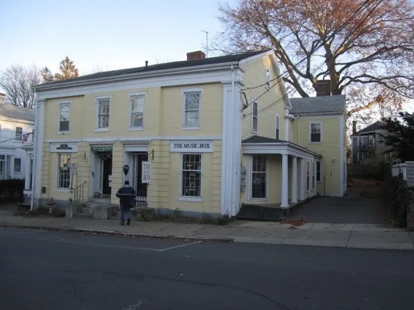 29 North St APT 2, Plymouth, MA 02360