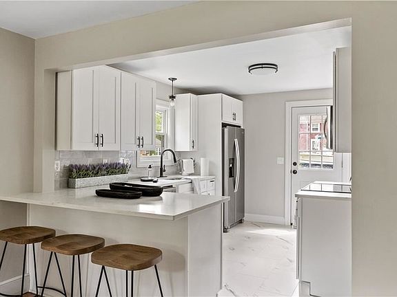 3rd image of 46 Crest Ave