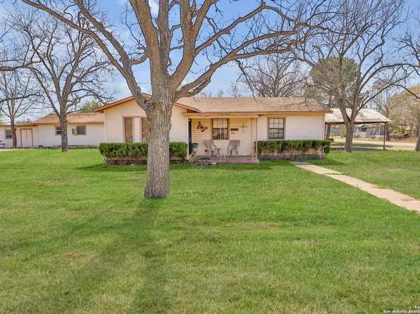 210 W KENNEDY ST, Sabinal, TX 78881