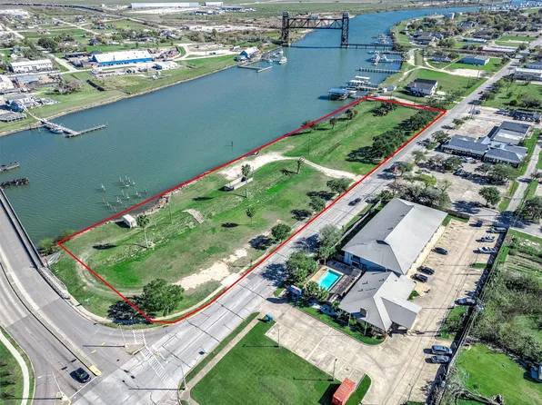 1024 W 2nd St, Freeport, TX 77541