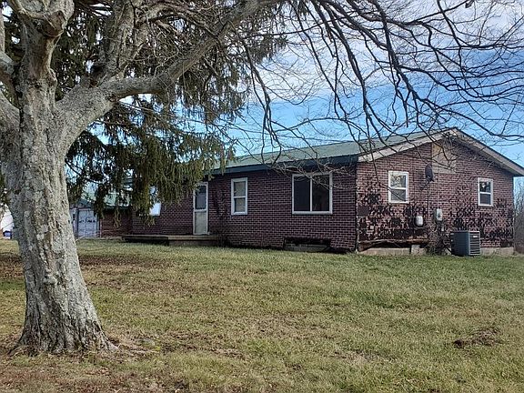 3rd image of 1202 Yankeetown Rd