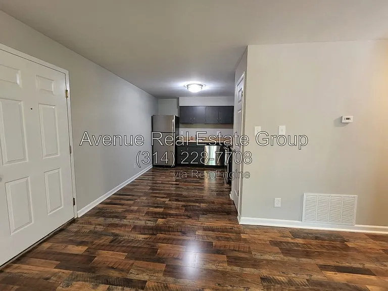 708 Ridgeside Dr — Photo 2