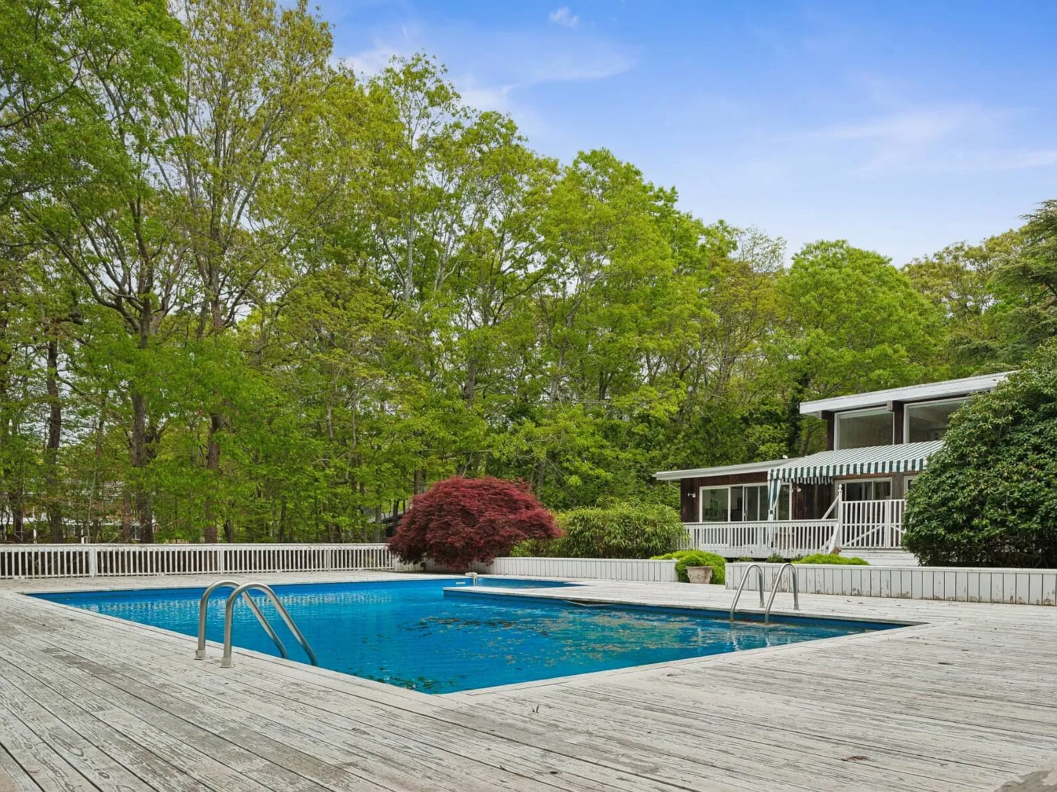 East Hampton Close To Villages — Photo 3