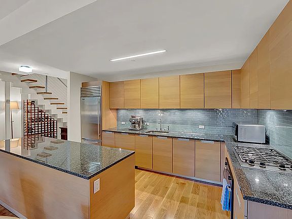 4th image of 310 W 52nd St #Townhouse