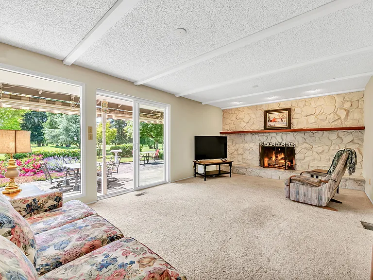 1922 Springhill Dr NW — Photo 10