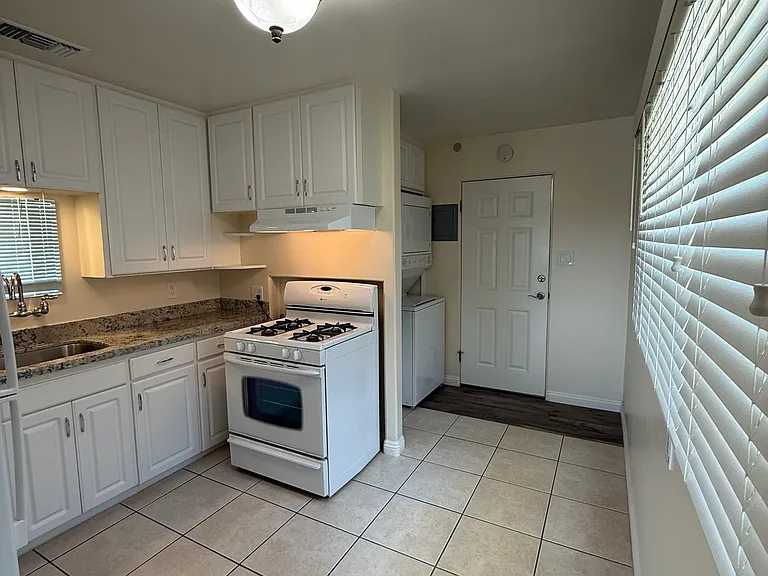 323 Bond St — Photo 3