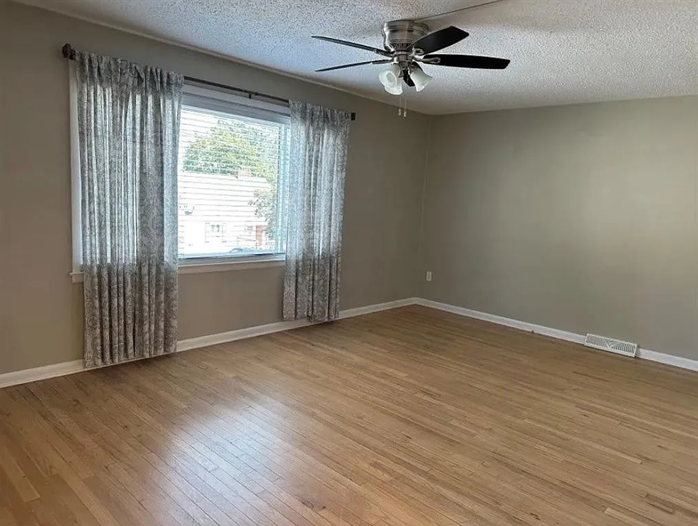 3 bed, 1122 sqft, $1,800 — Photo 2