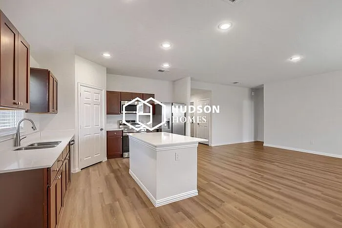 3 bed, 2.0 bath, 1600 sqft, $1,665 — Photo 4