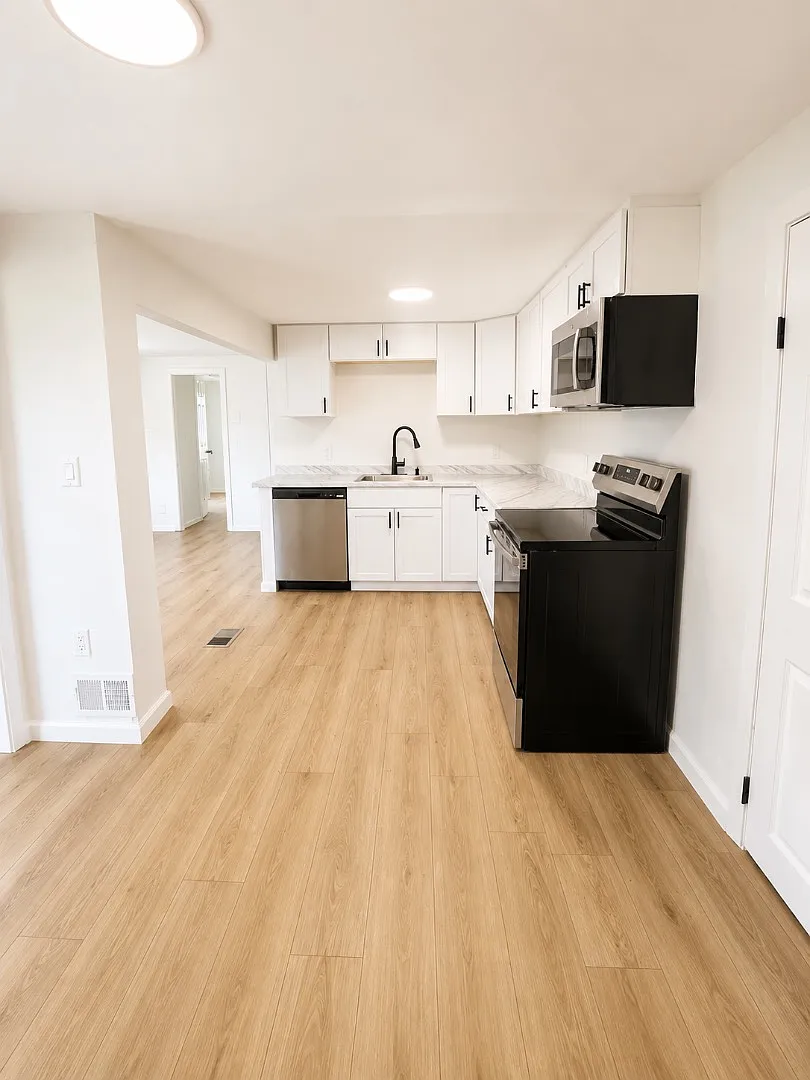 4048 Curtis Ave — Photo 1