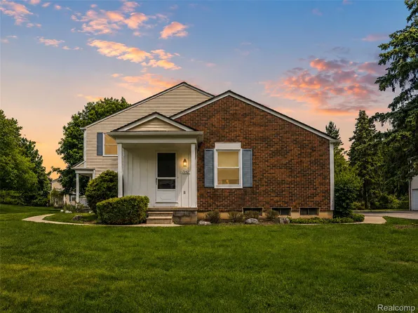 1442 Mariner Dr, Walled Lake, MI 48390