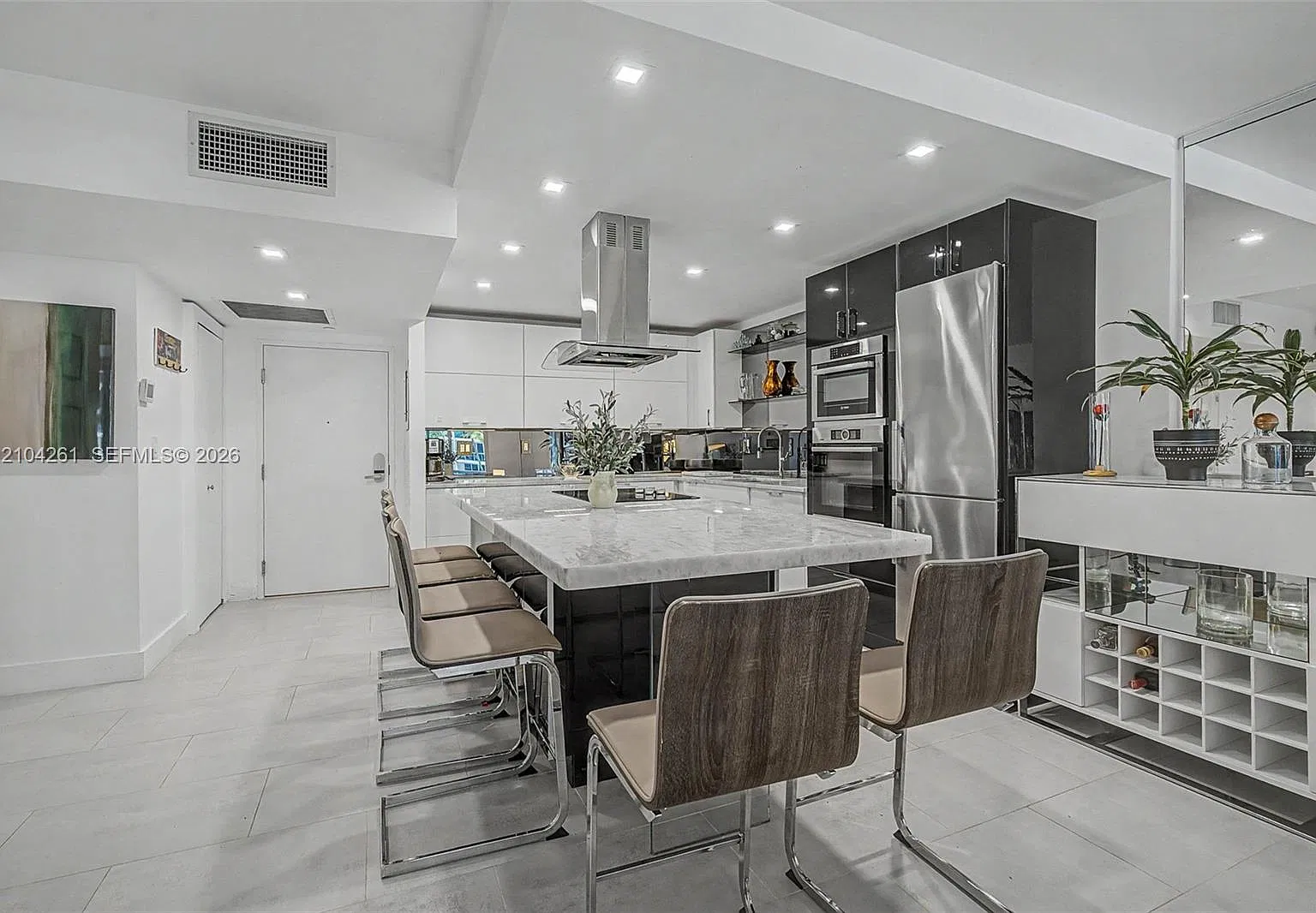 Roney Palace Condo — Photo 4