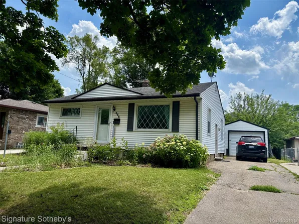 686 E Columbia Ave, Pontiac, MI 48340