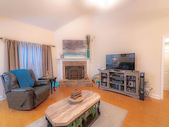 5th image of 295 Rosewood Dr SE