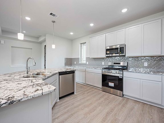5th image of 801 Barton Place Dr