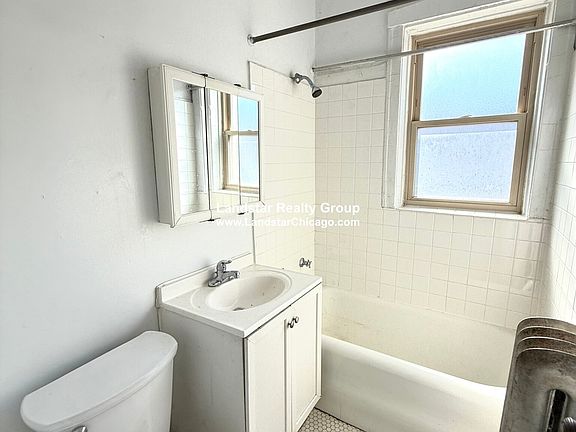 5th image of 4109 N Sacramento Ave #1
