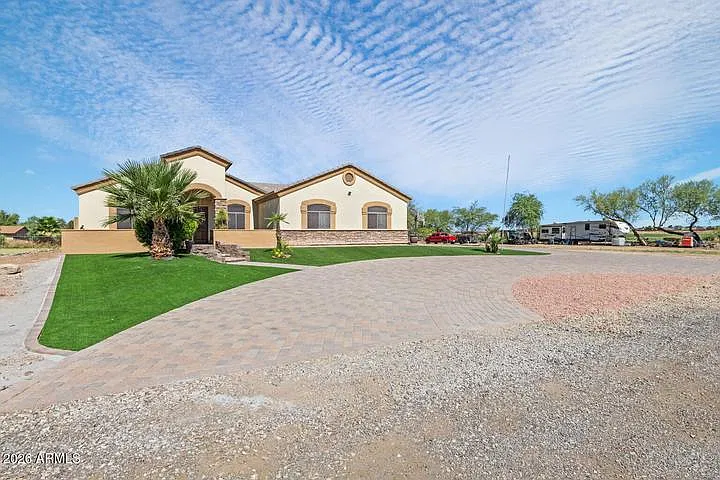 5 bed, 2415 sqft, $3,900 — Photo 4