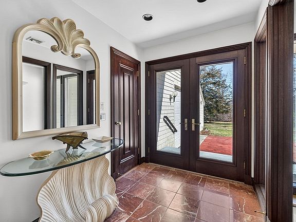 4th image of 923 Drift Rd