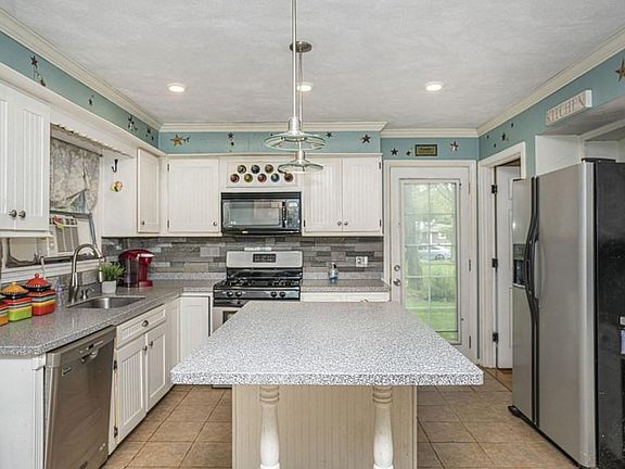 4th image of 29 Thomas Dr