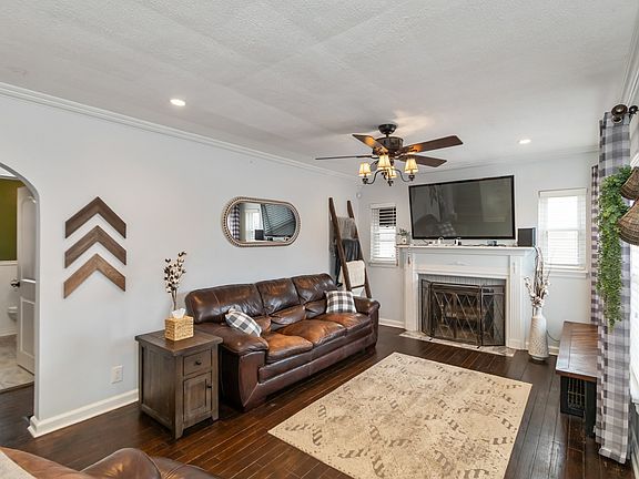 3rd image of 1727 Southview Dr