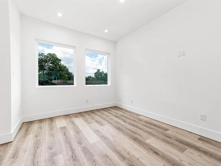 313 N Nagle St — Photo 16
