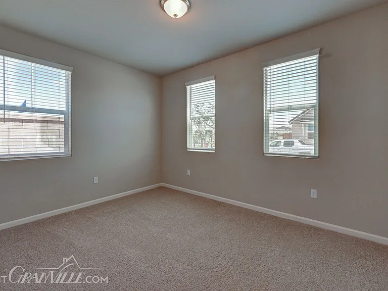 877 Halford Ln — Photo 3