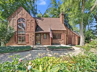 27943 Sunset Blvd W, Lathrup Village, MI 48076