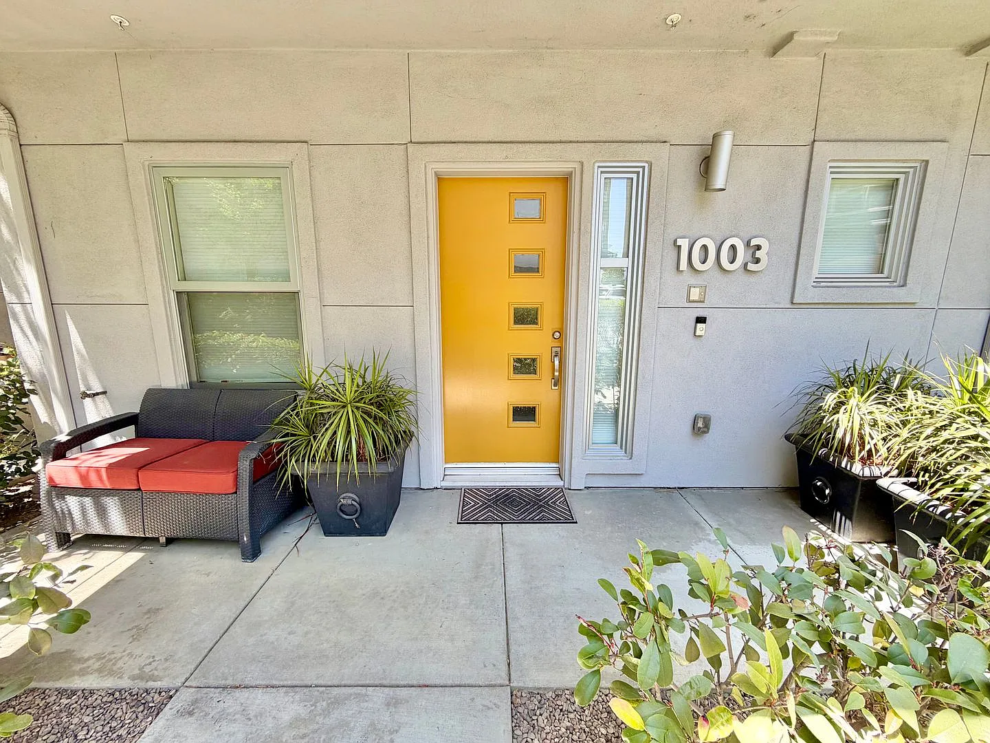 3-BR/3-BA Townhouse w/ Furnished Roof deck, 2-Car Garage, EV Hookup — Photo 4