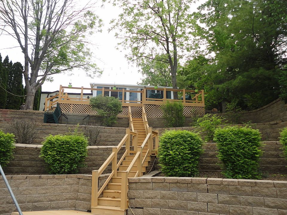 Beautiful Trek Deck all the way to the lake