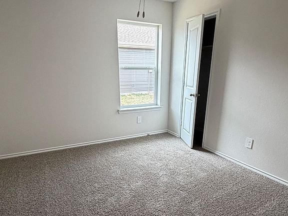 3rd image of 407 Saddle Blanket Dr