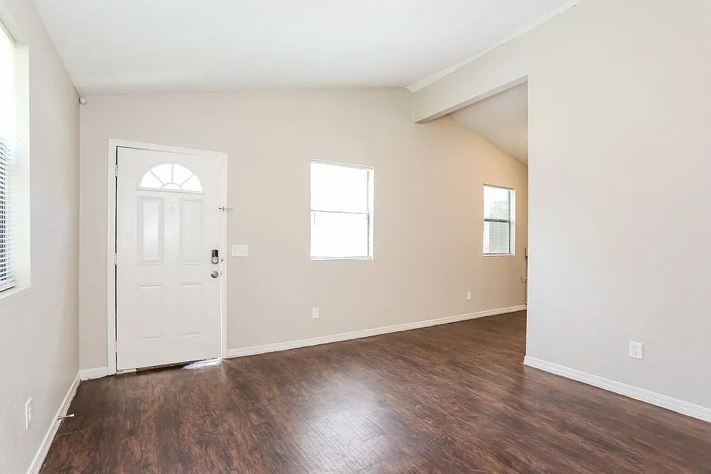 3 bed, 1.5 bath, 888 sqft, $1,075 — Photo 3