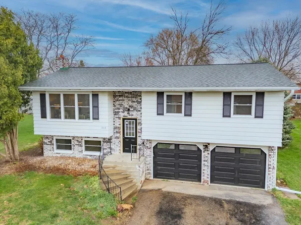 1215 10th St, Baraboo, WI 53913