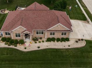 500 Chestnut Dr, Robins, IA 52328