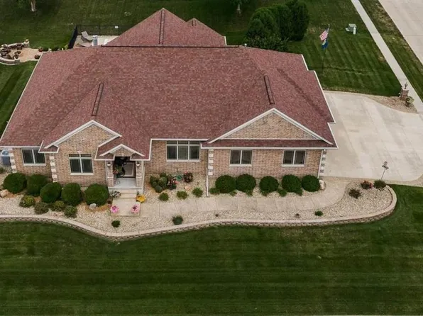 500 Chestnut Dr, Robins, IA 52328