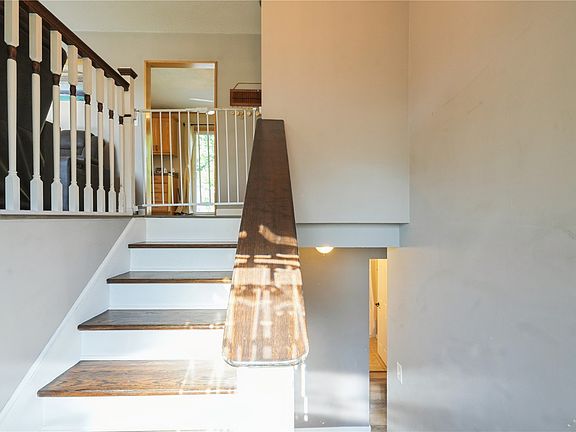 3rd image of 4225 Pineview Dr NE