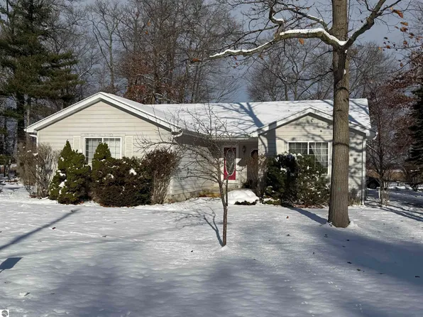 441 Lakewood Dr, East Tawas, MI 48730