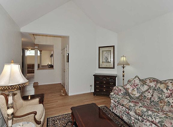 5th image of 1921 N Evergreen Ave #4