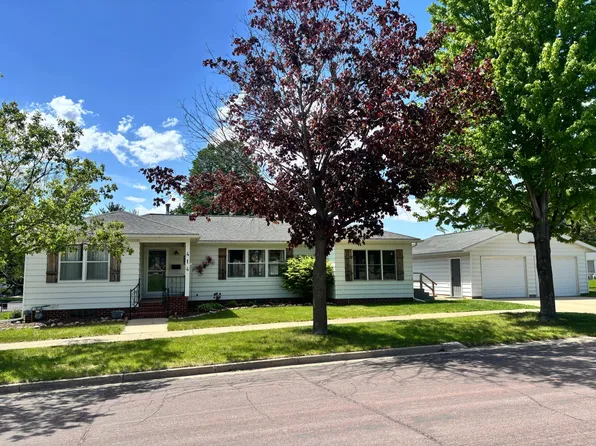 414 S Dewey St, Fairmont, MN 56031
