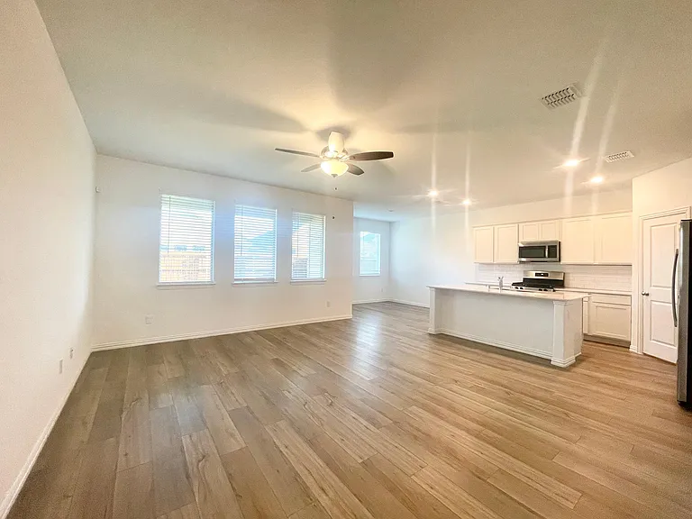 1118 Mahogany Ln — Photo 2