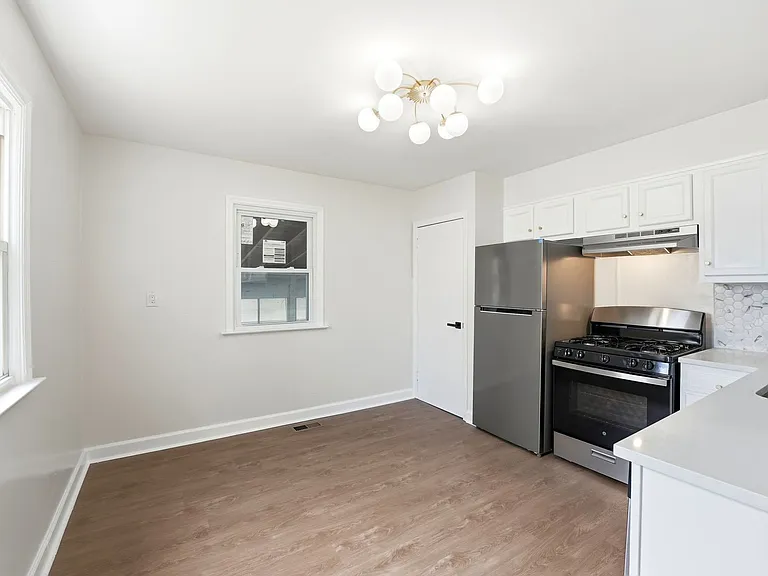 120 Webster Ave — Photo 7