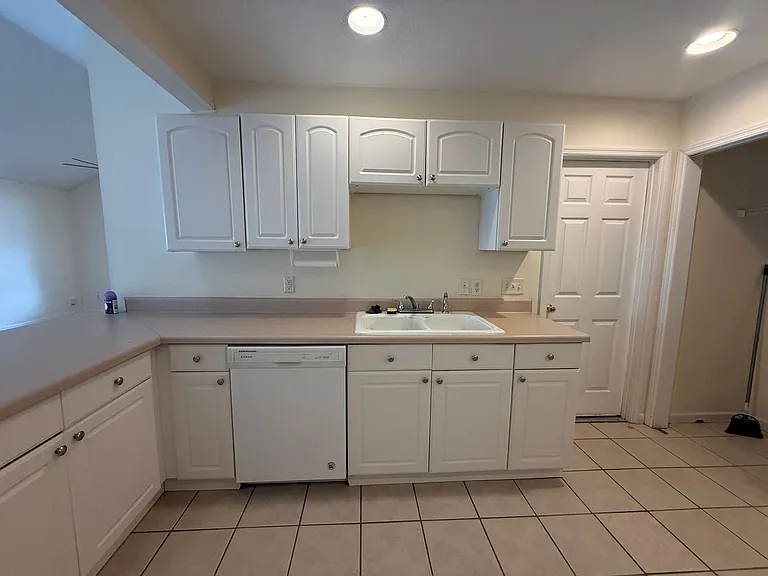221 Millcrest Dr — Photo 6