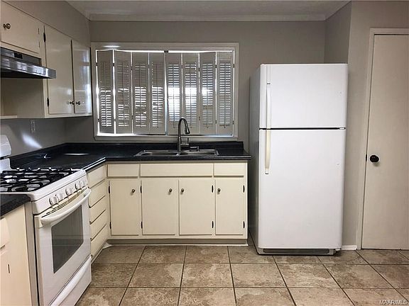 2nd image of 1852 Sylvan Dr