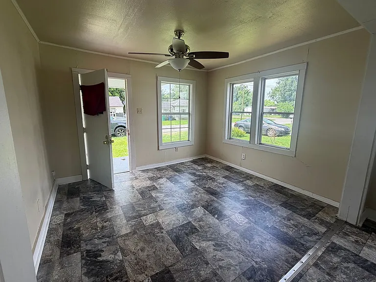 806 W D St — Photo 3