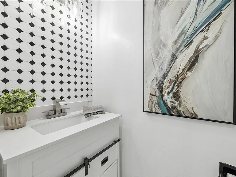 7711 Meadowvale Dr — Photo 32
