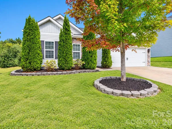 9012 Avery Meadows Dr, Charlotte, NC 28216
