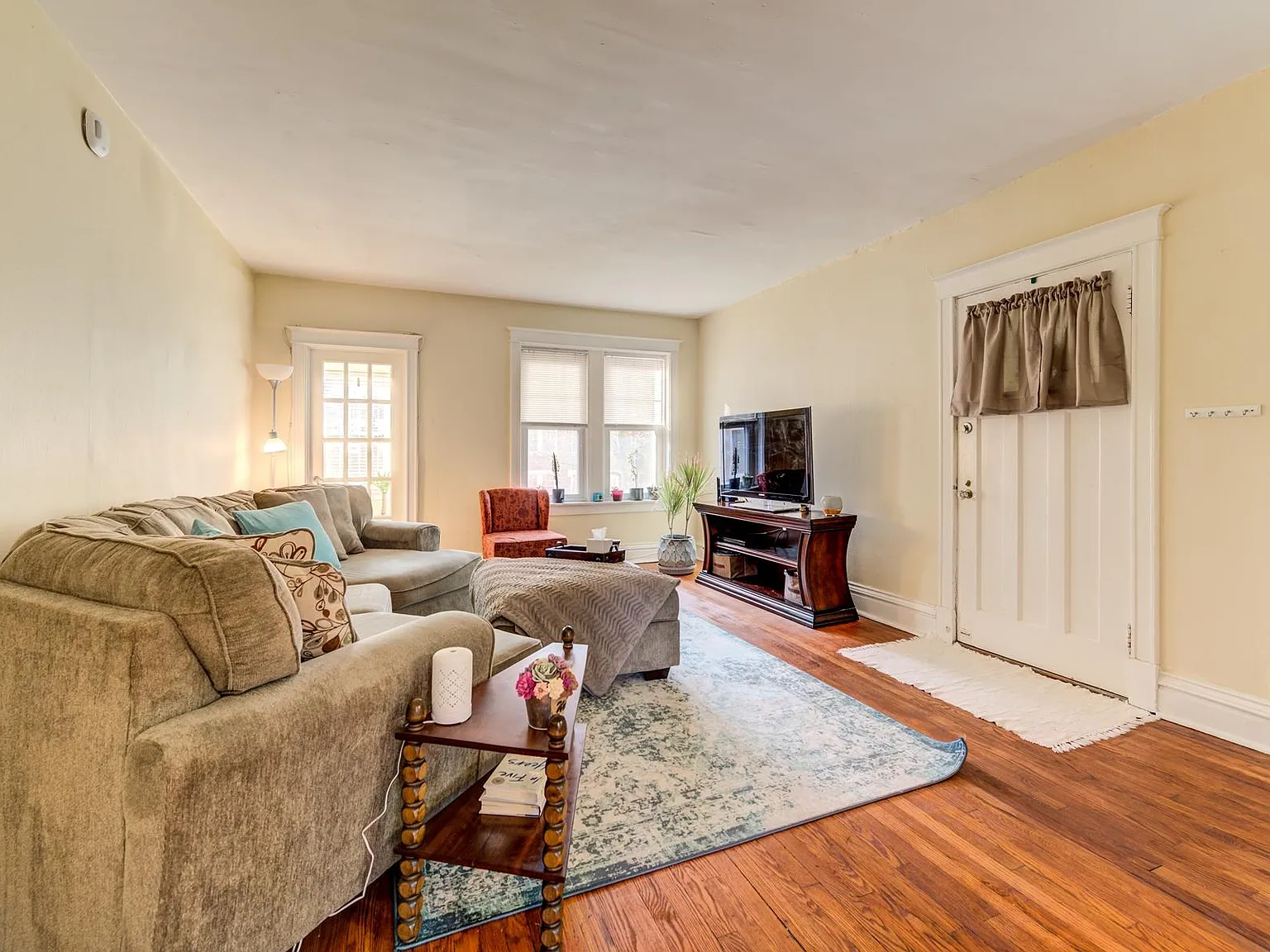 3 bed, 1650 sqft, $2,100 — Photo 2