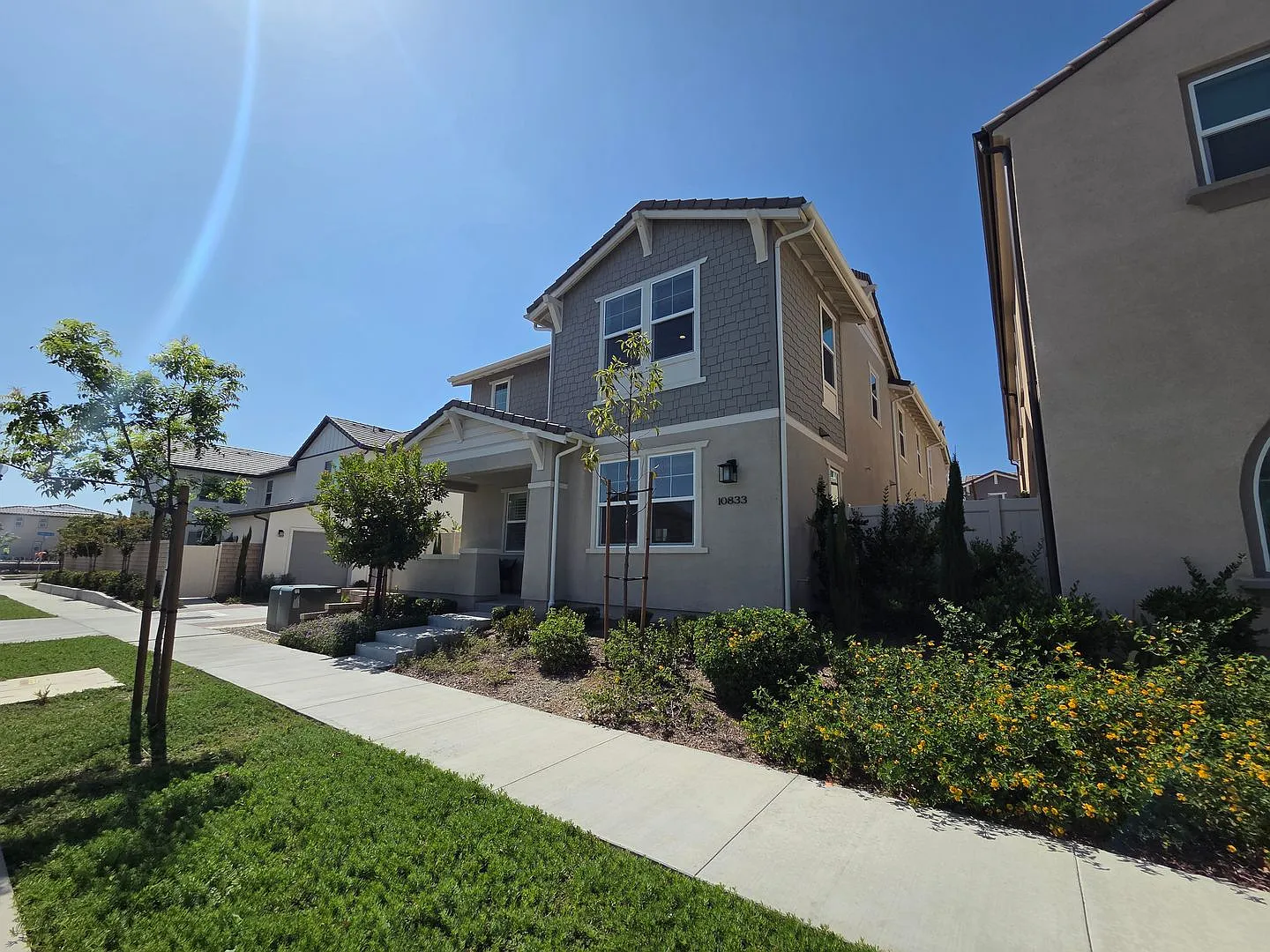 Beautiful 4 Bedroom 4 Bath Home Located in East Ventura — Photo 4