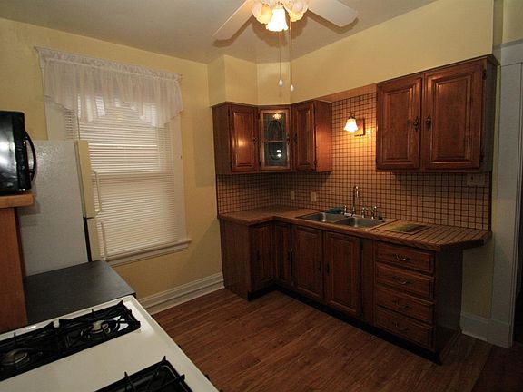 3rd image of 3720 Lovell Ave