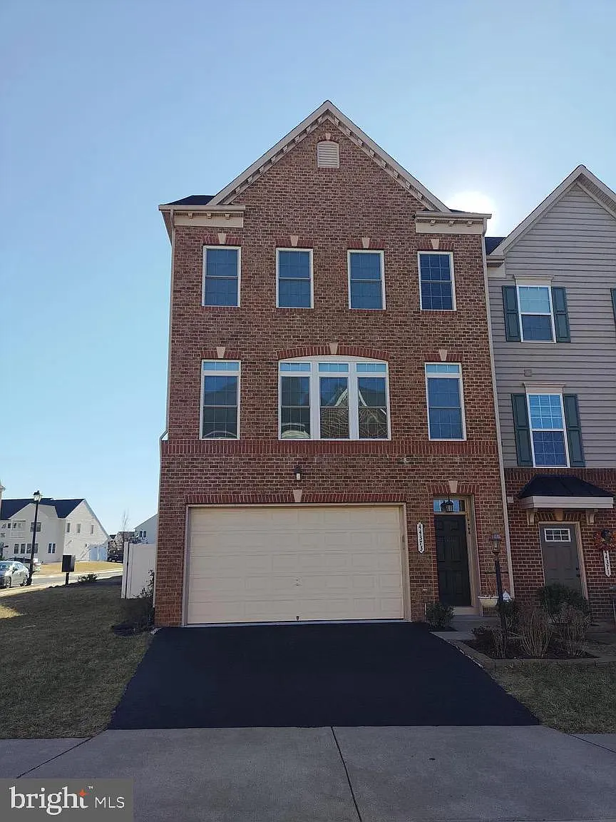 4 bed, 3.5 bath, 3201 sqft, $3,795 — Photo 1