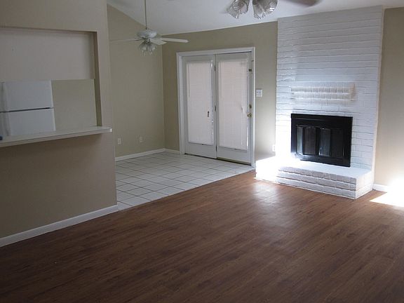 Living room/breakfast nook